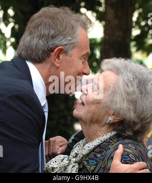 Premierminister Tony Blair begrüßt Lady Mary Wilson, als er vor der morgigen Parteikonferenz in Huyton, Merseyside, dem ehemaligen Labour-Premierminister Harold Wilson eine Statue enthüllen will. Stockfoto