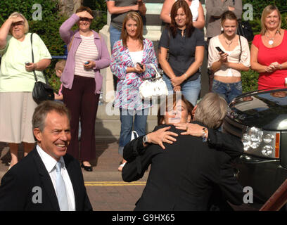 Massen beobachten, wie Premierminister Tony Blair und Frau Cherie in Huyton in Liverpool begrüßt werden, wo der Premierminister dem ehemaligen Labour-Premierminister Harold Wilson vor der morgigen Konferenz seiner Partei eine Statue enthüllte. Stockfoto