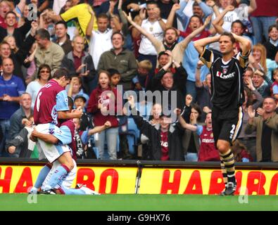 Gabriel Agbonlahor von Aston Villa feiert das Tor zum Auftakt mit Teamkollege Gareth Barry als Luke Young (r) von Charlton Athletic steht Dejeziert Stockfoto