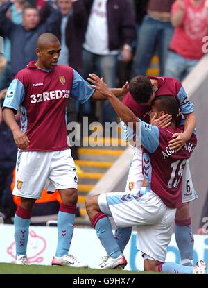 Gabriel Agbonlahor (r) von Aston Villa feiert den Toraufstand Mit den Teamkollegen Luke Moore(l) und Gareth Barry Stockfoto