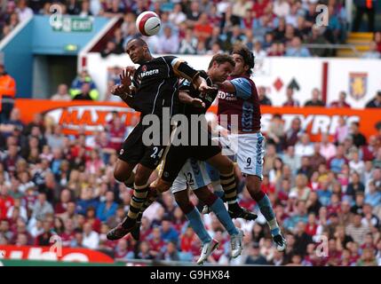 Jonathan Fortune (l) von Charlton Athletic gewinnt einen Titel von Aston Villa's Juan Pablo Angel Stockfoto