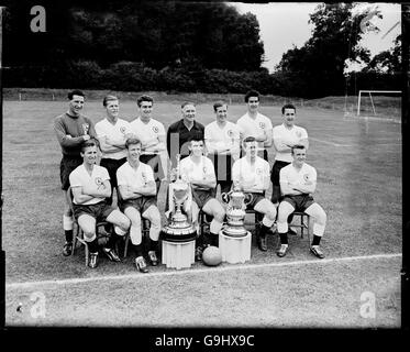 Tottenham Hotspur Team Group: (Hintere Reihe, l-r) Bill Brown, Peter Baker, Ron Henry, Manager Bill Nicholson, Danny Blanchflower, Maurice Norman, Dave Mackay (vordere Reihe, l-r) Cliff Jones, John White, Bobby Smith, Les Allen, Terry Dyson Stockfoto