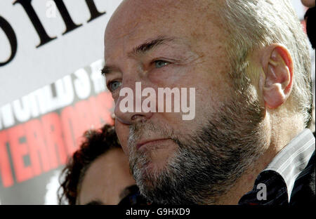 George Galloway geht an die Front eines Anti-Kriegs-protestmarsches in Manchester. Stockfoto