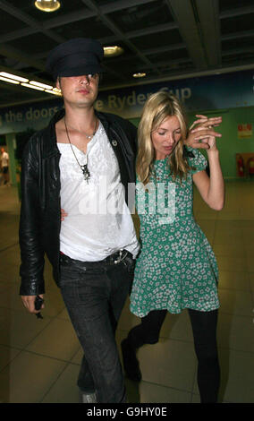 Babyshambles-Leadsängerin Pete Doherty und Model Kate Moss kommen am Flughafen Dublin zu einem Babyshambles-Gig in Carlow an. Stockfoto
