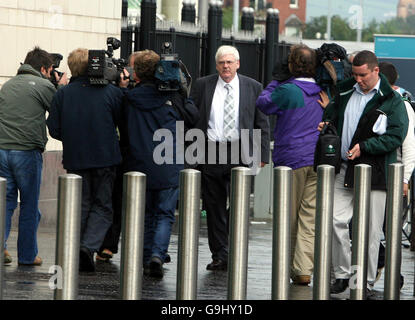 Michael Gallagher, der seinen Sohn Aidan beim Omagh-Bombenanschlag verloren hat, verlässt das Crown Court in Belfast. Stockfoto