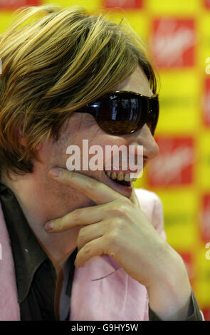 Nicky Wire, Bassist von The Manic Street Preachers, signiert Kopien seines neuen Albums I Killed the Zeitgeist im Virgin Megastore in Cardiff. Stockfoto