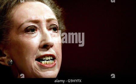 Außenministerin Margaret Beckett spricht auf der Labour Party Konferenz in Manchester. Stockfoto