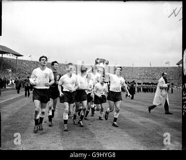 Tottenham Hotspur Spieler ziehen den FA Cup um Wembley nach ihrem 2-0 Sieg: (l-r) Ron Henry, Bill Brown, Peter Baker, Danny Blanchflower, Cliff Jones, Maurice Norman, Terry Dyson, Bobby Smith Stockfoto