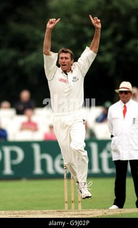 Cricket - NatWest Trophy - Runde vier - Worcestershire / Gloucestershire. Glenn McGrath, Worcestershire, behauptet ein Wicket Stockfoto