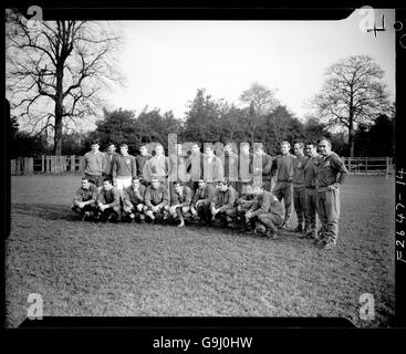 Der englische Kader für das Spiel gegen Nordirland: (Hintere Reihe, l-r) Cyril Knowles, Gordon Banks, Roger Hunt, Tommy Smith, George Cohen, Brian Labone, David Sadler, Alan Mullery, Norman Hunter, Martin Peters, Geoff Hurst, Bobby Moore, Bobby Charlton, Trainer Harold Shepherdson, manager Sir Alf Ramsay; (erste Reihe, l -r) ?, Jimmy Greaves, Peter Thompson, Mike Bailey, John Hollins, Peter Bonetti, Keith Newton, Ray Wilson, Alan Ball Stockfoto