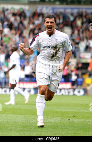 Fußball - FA Barclays Premiership - Bolton Wanderers gegen Liverpool - The Reebok Stadium. Gary Speed von Bolton Wanderers feiert das Ergebnis eines Freistocks. Stockfoto