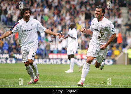 Gary Speed (r) von Bolton Wanderers feiert das Ergebnis eines Freistocks. Stockfoto