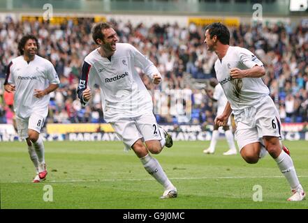 Fußball - FA Barclays Premiership - Bolton Wanderers gegen Liverpool - The Reebok Stadium. Gary Speed (r) von Bolton Wanderers feiert das Ergebnis eines Freistocks. Stockfoto