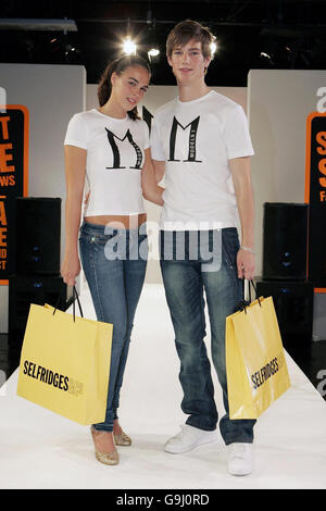 Die 17-jährige Francesca Darlington und Joe Skillman, 19, stehen auf dem Laufsteg, nachdem sie Models One Model Search - ' Street Style' Final bei Selfridges in London gewonnen haben. Stockfoto