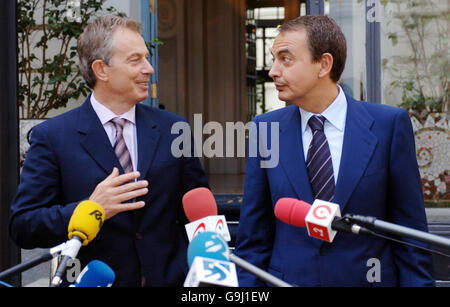 Der britische Premierminister Tony Blair, links, und Spaniens Premierminister, Jose Luis Rodriguez Zapatero, halten nach einem gemeinsamen Frühstückstreffen in Madrid eine "Doorstep"-Pressekonferenz im Santo Mauro Hotel ab. Stockfoto