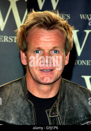 Der berühmte Fernsehkoch Gordon Ramsay signiert Kopien seiner Autobiographie „Humble Pie“ im Londoner Buchladen Waterstone. Stockfoto