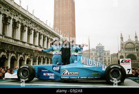 Jenson Button und Giancarlo Fisichella mit Flavio Briatore, Generaldirektor von Renault Sport U.K. bei der Vorstellung des Mild Seven Benetton Renault Sport B201 auf dem Markusplatz in Venedig Stockfoto