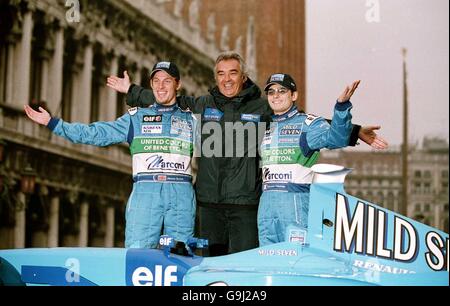 Jenson Button und Giancarlo Fisichella mit Flavio Briatore, Generaldirektor von Renault Sport U.K. bei der Vorstellung des Mild Seven Benetton Renault Sport B201 auf dem Markusplatz in Venedig Stockfoto