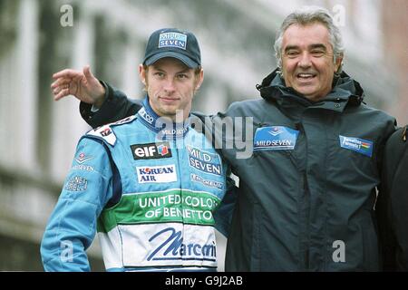 Jenson Button mit neuem Chef Flavio Briatore, Generaldirektor von Renault Sport U.K. bei der Vorstellung des Mild Seven Benetton Renault Sport B201 Autos auf dem Markusplatz in Venedig Stockfoto