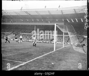 Englands Martin Chivers (zweite R) Trifft den dritten Treffer nach Schottlands Torwart Bobby Clark (r) Stockfoto