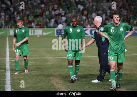 Die Spieler der Republik Irland (von links nach rechts) Damian Duff, Clinton Morrison und Kevin Kilbane verlassen das Spielfeld nach dem UEFA European Championship 2008 Qualifying Group D Spiel gegen Zypern im GSP Stadium, Limassol, Zypern. Stockfoto