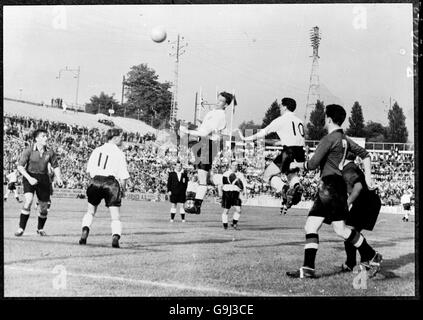 Der englische Tom Finney (zweite l) dreht sich um, um zu sehen, wie Teamkollege Nat Lofthouse (c) einen Kopfball nach oben führt, während Teamkollege Tommy Taylor (Nr. 10) in Erwartung steigt Stockfoto