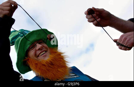 Ein nicht identifizierter Mann tritt bei den Conker-Weltmeisterschaften in Ashton, Northamptonshire, an. FOTO DER PRES ASSOCIATION. Bilddatum: Sonntag, 8. Oktober 2006. Mehr als 250 Männer und mehr als 60 Frauen kämpften auf einem Grün hinter einer Kneipe um die 2006 Titel. Siehe PA Geschichte SOCIAL Conkers. Bildnachweis sollte lauten: Chris Radburn/PA. Stockfoto