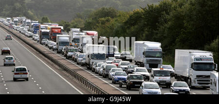 Schwerlastverkehr auf M4 nach Absturz Stockfoto