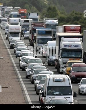 Schwerlastverkehr auf M4 nach Absturz Stockfoto