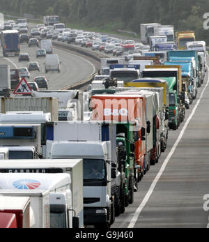 Starker Verkehr auf der M4 in Richtung Westen bei Bristol. Die Autobahn wurde heute nach einem Unfall mit zwei Lastkraftwagen und drei Autos zwischen der Kreuzung 18 und der Kreuzung 19 geschlossen. Stockfoto