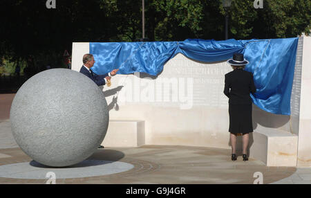 Der Prinz von Wales und die Herzogin von Cornwall enthüllen auf der Clive Steps in der Horse Guards Road in London ein Denkmal für diejenigen, die bei den Bombenanschlägen auf Bali vor vier Jahren ums Leben kamen. Stockfoto