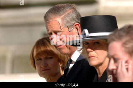 (Von links) Kultursekretärin Tessa Jowell, der Prinz von Wales, die Herzogin von Cornwall und Außenministerin Margaret Beckett bei der Enthüllung eines Denkmals für diejenigen, die bei den Bombenanschlägen auf Bali vor vier Jahren auf der Clive Steps in der Horse Guards Road in London ums Leben kamen. Stockfoto