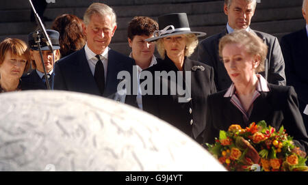 Der Prinz von Wales und die Herzogin von Cornwall bei der Enthüllung eines Denkmals für diejenigen, die bei den Bombenanschlägen auf Bali vor vier Jahren auf der Clive Steps in der Horse Guards Road in London ums Leben kamen. Stockfoto