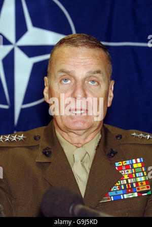 US-General James L Jones, Supreme Allied Commander Europe, bei einer Pressekonferenz zur offiziellen Eröffnung des Intelligence Fusion Center in RAF Molesworth. Stockfoto