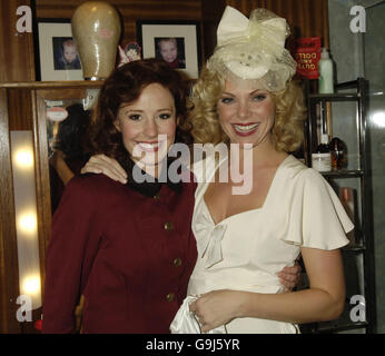 Neuzugänge bei den Darstellern von Guys and Dolls, Samantha Janus (rechts) und Amy Nuttall, nach ihrem ersten Abend im Piccadilly Theatre im Zentrum von London. Stockfoto