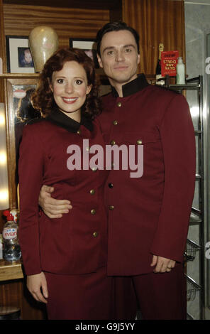 Die Besetzung der Jungs und Dolls Amy Nuttall und Norman Dowman wurde nach ihrem ersten Abend im Piccadilly Theatre im Zentrum von London neu aufgenommen. Stockfoto