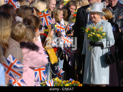 Die Britin Königin Elisabeth II. Trifft sich auf dem Rotuse-Platz vor dem Rathaus in Vilnius, Litauen, mit den Wasserschwellern. Die Königin würdigte die baltischen Staaten und sagte, sie seien erblüht, nachdem sie aus dem Schatten der Sowjetunion hervorgegangen waren. Sie sagte, Litauen, Lettland und Estland hätten ihren rechtmäßigen Platz in der EU eingenommen und die Transformation der Länder habe in Europa nur wenige Parallelen. Siehe PA Story ROYAL Queen. Der Bildnachweis sollte Chris Radburn/PA lauten Stockfoto