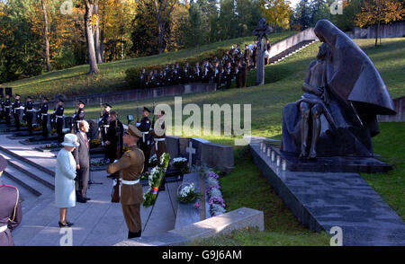 Die Britin Elisabeth II., begleitet vom Herzog von Edinburgh während einer Kranzniederlegung auf dem Anatakalnio Friedhof, Vilnius, Litauen. Ein Denkmal für diejenigen, die 1991 für die litauische Unabhängigkeit gestorben sind. Wo die Königin heute den baltischen Staaten Tribut zollte und sagte, sie seien erblüht, nachdem sie aus dem Schatten der Sowjetunion hervorgegangen waren. Sie sagte, Litauen, Lettland und Estland hätten ihren rechtmäßigen Platz in der EU eingenommen und die Transformation der Länder habe in Europa nur wenige Parallelen. Stockfoto