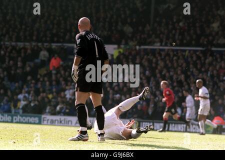 Torhüter Fabien Barthez von Manchester United überführt Ian harte von Leeds United im Strafraum, was zu einer Strafe führt, die er anschließend spart Stockfoto