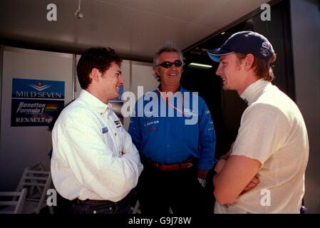 Generaldirektor von Renault Sport, Flavio Briatore (c), mit seinen beiden Benetton-Fahrern Giancarlo Fisichella (l) und Jenson Button (r) Stockfoto