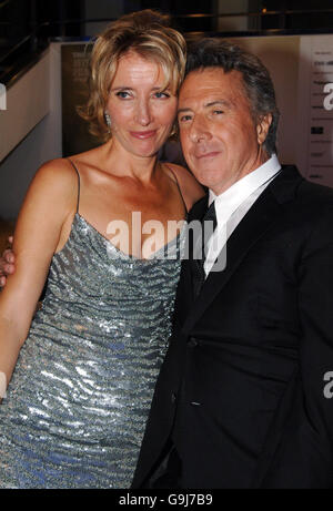 Oscar-Gewinner Emma Thompson und Dustin Hoffman am Leicester Square für die britische Premiere von Stranger Than Fiction, in der sie beide Hauptrolle spielen. DRÜCKEN Sie VERBANDSFOTO. Bildtermin am:Freitag 20 2006. Oktober. Siehe PA Story. Das Foto sollte Fiona Hanson/PA lauten Stockfoto