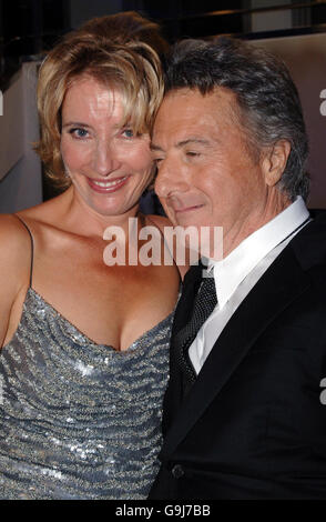 Oscar-Gewinner Emma Thompson und Dustin Hoffman am Leicester Square für die britische Premiere von Stranger Than Fiction, in der sie beide Hauptrolle spielen. DRÜCKEN Sie VERBANDSFOTO. Bildtermin am:Freitag 20 2006. Oktober. Siehe PA Story. Das Foto sollte Fiona Hanson/PA lauten Stockfoto