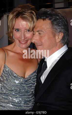 Oscar-Gewinner Emma Thompson und Dustin Hoffman am Leicester Square für die britische Premiere von Stranger Than Fiction, in der sie beide Hauptrolle spielen. DRÜCKEN Sie VERBANDSFOTO. Bildtermin am:Freitag 20 2006. Oktober. Siehe PA Story. Das Foto sollte Fiona Hanson/PA lauten Stockfoto