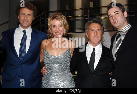 Oscar-Gewinner Emma Thompson und Dustin Hoffman am Leicester Square, britische Premiere von Stranger Than Fiction, in der sie beide mit dem US-Schauspieler will Ferrell, links, und dem Schriftsteller Zac Helm, rechts, spielen. DRÜCKEN SIE VERBANDSFOTO. Bilddatum am:Freitag, 20 2006. Oktober. Siehe PA Story. Der Bildnachweis sollte Fiona Hanson/PA lauten Stockfoto