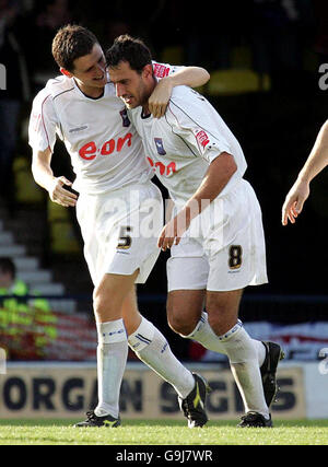 Sylvain Legwinski (rechts) von Ipswich Town feiert beim Coca-Cola Championship-Spiel in Roots Hall, Southend-on-Sea, ein Tor gegen Southend. Stockfoto