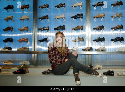 DIE US-Sängerin Ashlee Simpson feiert den Start ihrer neuen Sketchers-Schuhkampagne in der Oxford Street, London. Stockfoto