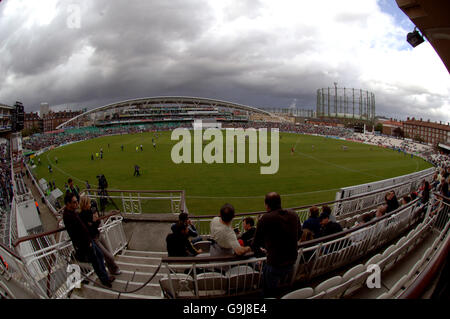 Australian Rules Football - AFL Challenge Trophy - Port Adelaide Power gegen Geelong Cats - The Brit Oval. The Brit Oval, Heimat von Surrey CCC und Austragungsort der AFL Challenge Trophy zwischen Port Adelaide Power's und Geelong Cats' Stockfoto