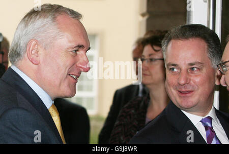 Blair und Ahern für Dezentralisierung Gespräche zu erfüllen Stockfoto