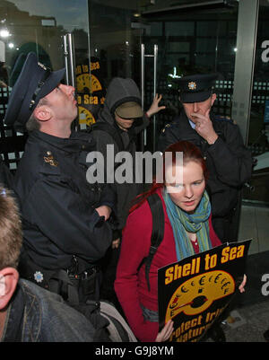 Die Aktivisten von Shell to Sea verlassen das Shell-Hauptquartier im Stadtzentrum von Dublin. Die Aktivisten barrasten sich in das Gebäude ein, um die anhaltenden Proteste auf der Baustelle der corrib-Gaspipeline in Co Mayo hervorzuheben. Stockfoto