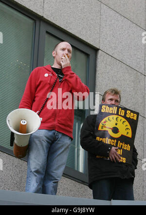 Die Aktivisten von Shell to Sea verlassen das Shell-Hauptquartier im Stadtzentrum von Dublin. Die Aktivisten barrasten sich in das Gebäude ein, um die anhaltenden Proteste auf der Baustelle der corrib-Gaspipeline in Co Mayo hervorzuheben. Stockfoto